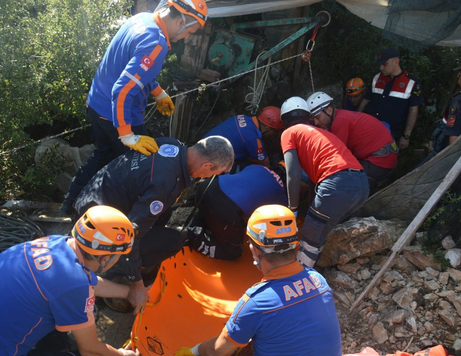 Kendi kazdığı 42 metrelik çukura düştü