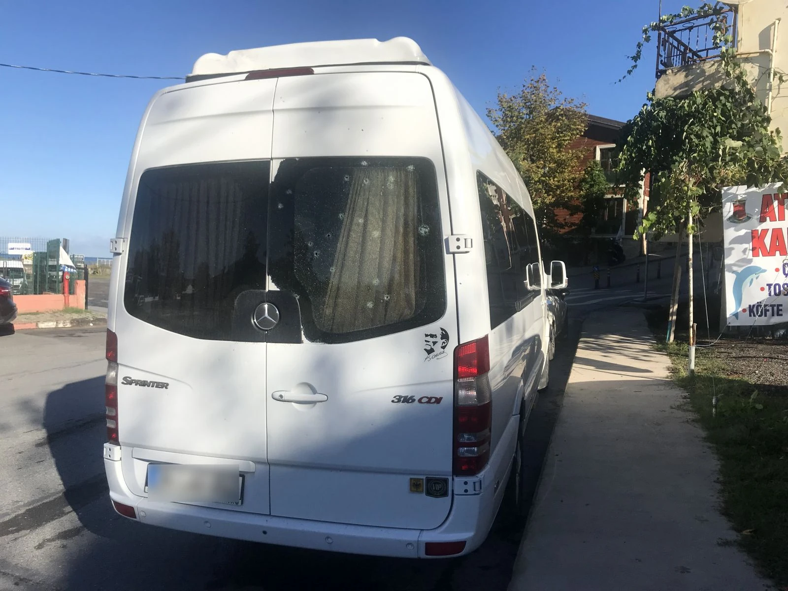 Lise öğrencilerinin olduğu servisi silahla taradılar