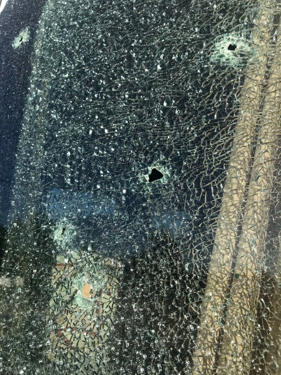 Lise öğrencilerinin olduğu servisi silahla taradılar