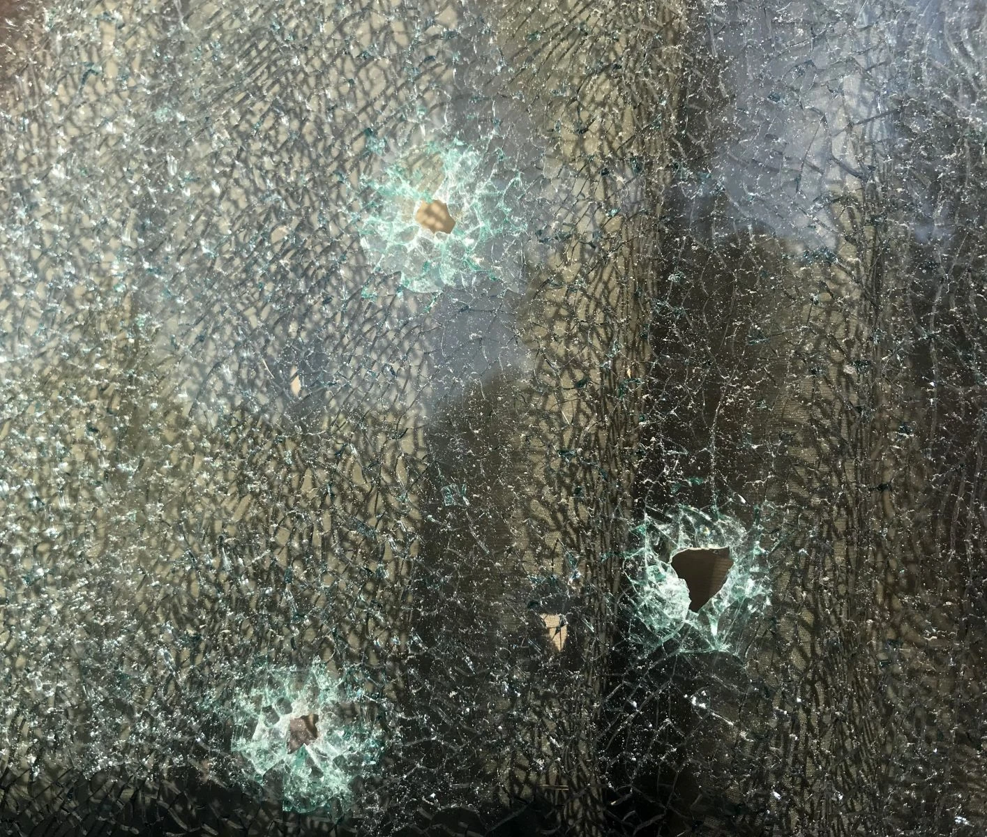 Lise öğrencilerinin olduğu servisi silahla taradılar