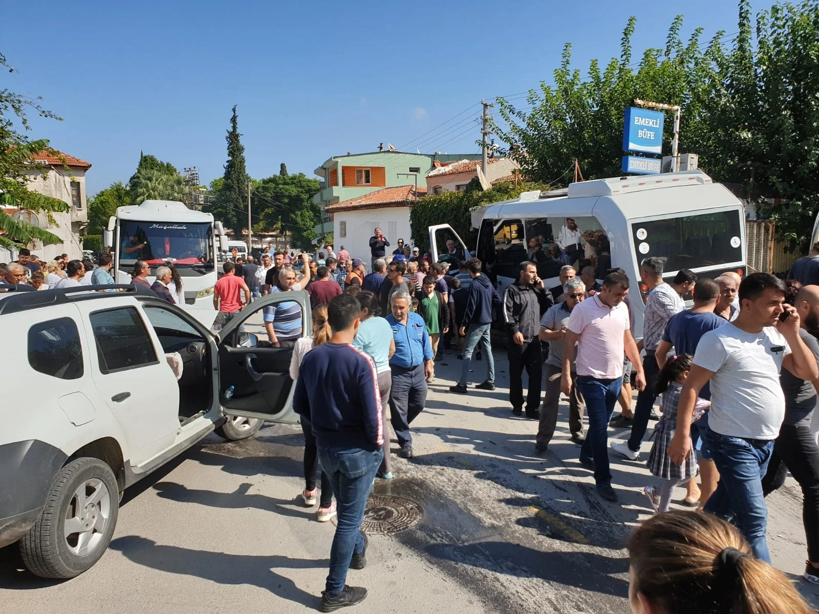 Bir garip kaza! 4 araçta, 2 yaralı