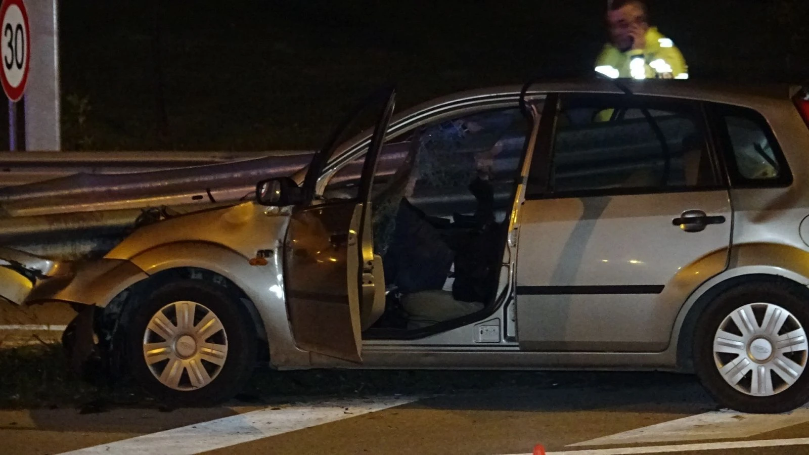 Aşırı hız ölüm getirdi, kafasına bariyer saplandı