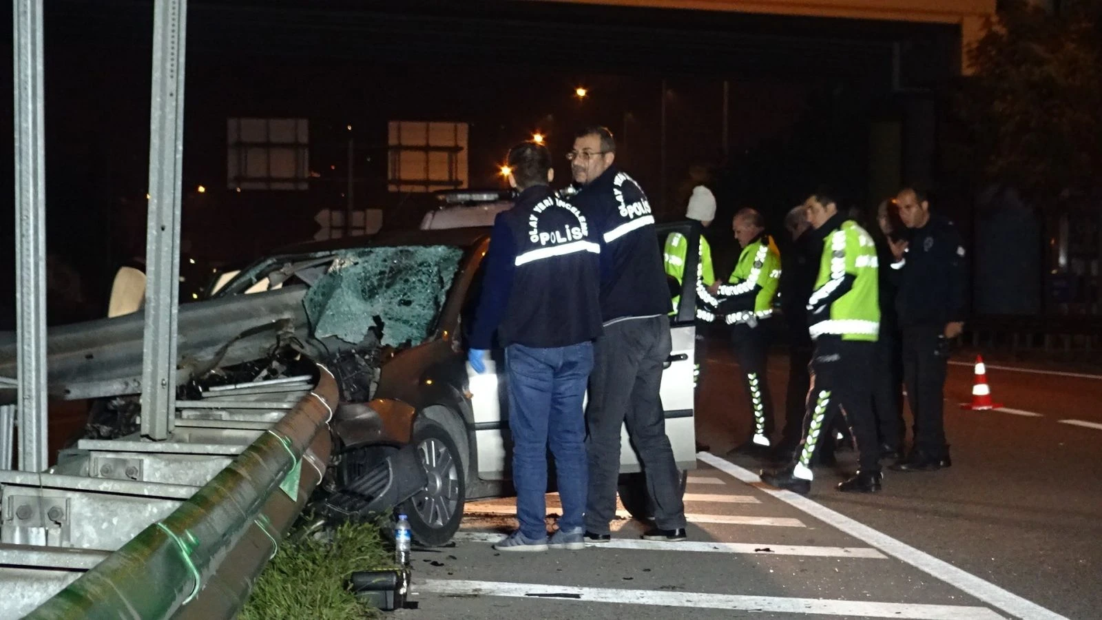 Aşırı hız ölüm getirdi, kafasına bariyer saplandı