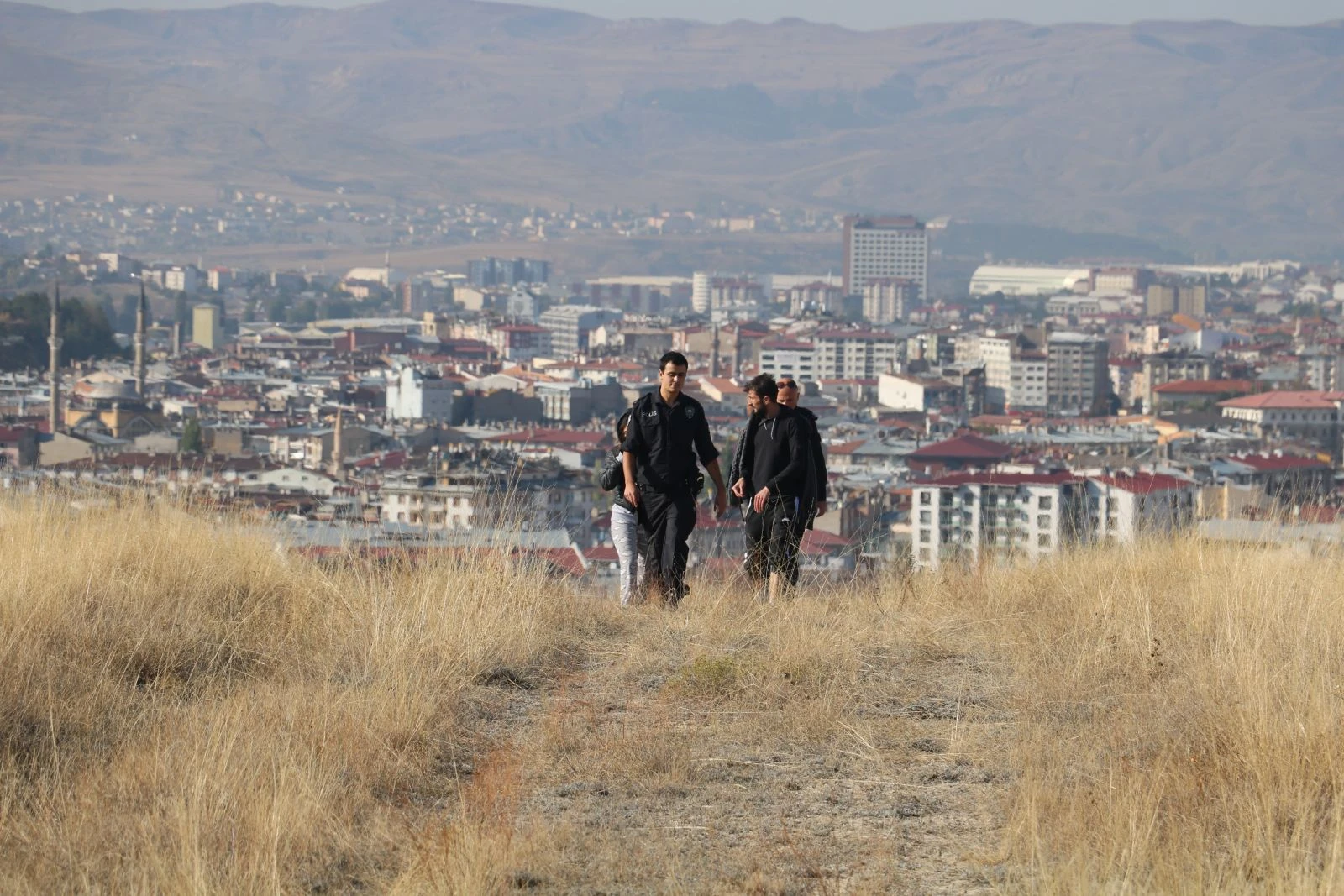 Cep telefonunu almak isterken, kayalıklarda mahsur kaldılar