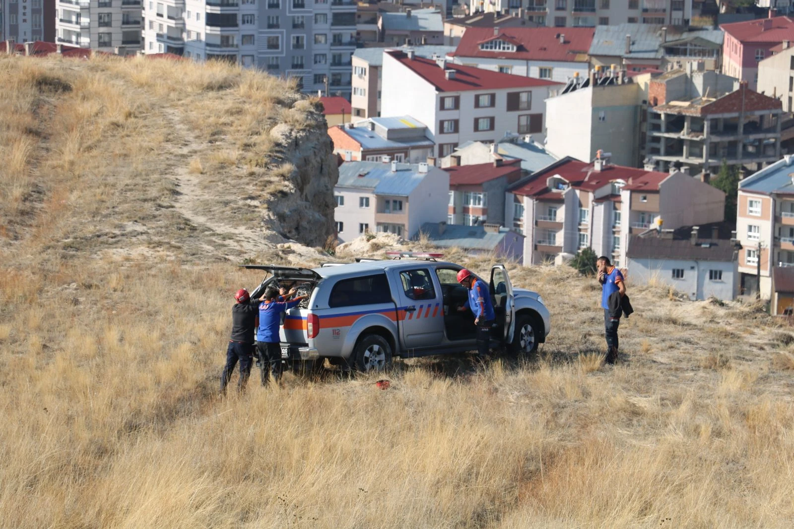 Cep telefonunu almak isterken, kayalıklarda mahsur kaldılar