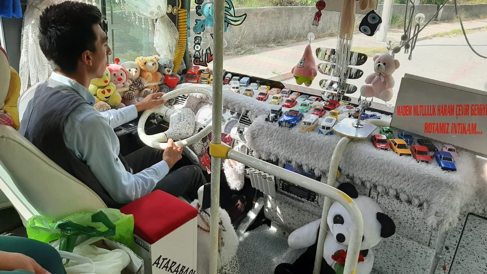 Çocuklar bu otobüsten inmek istemiyor