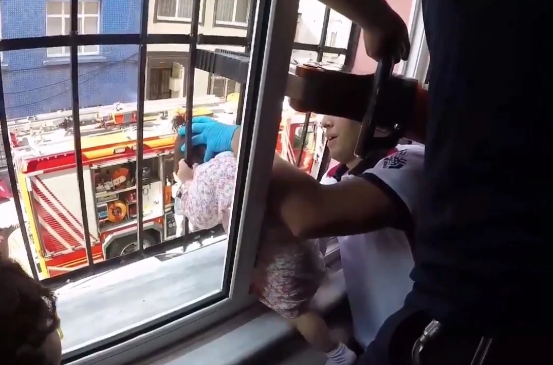 Pencere demirlerine kafası sıkıştı, itfaiye seferber oldu