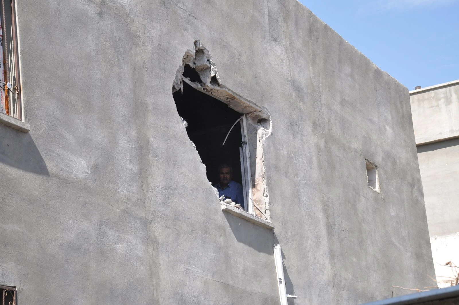 Basın mensuplarının üzerinden geçen havan mermisi bir eve isabet etti