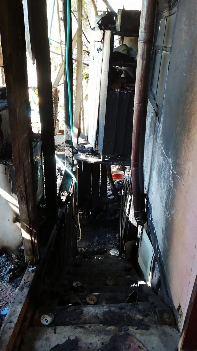 Genç kız yanan evini söndürmek isterken yanarak ağır yaralandı