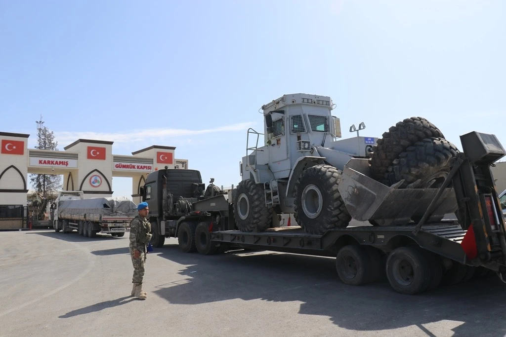 Fırat Nehri'ne seyyar köprü kuruluyor