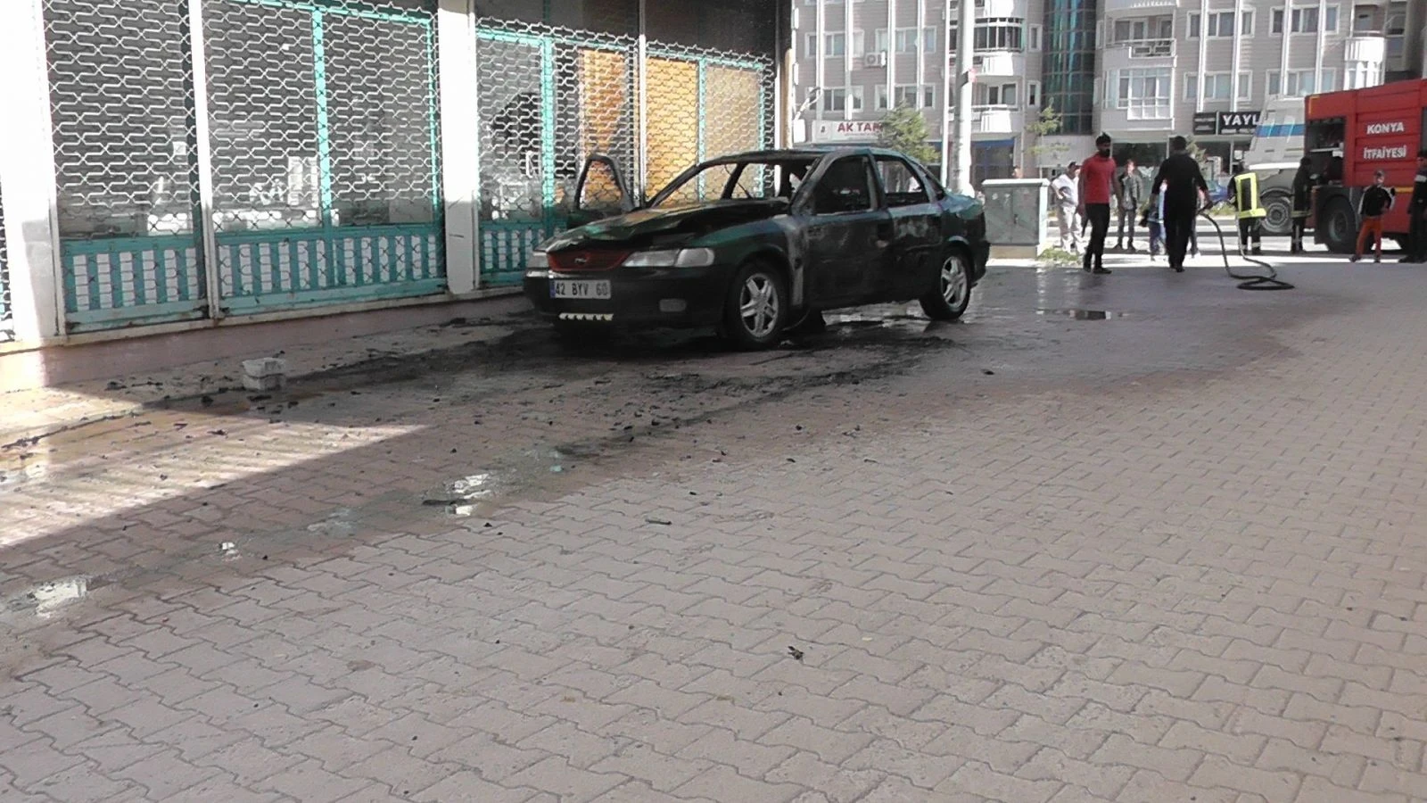 Alev alev yanan otomobil hurdaya döndü