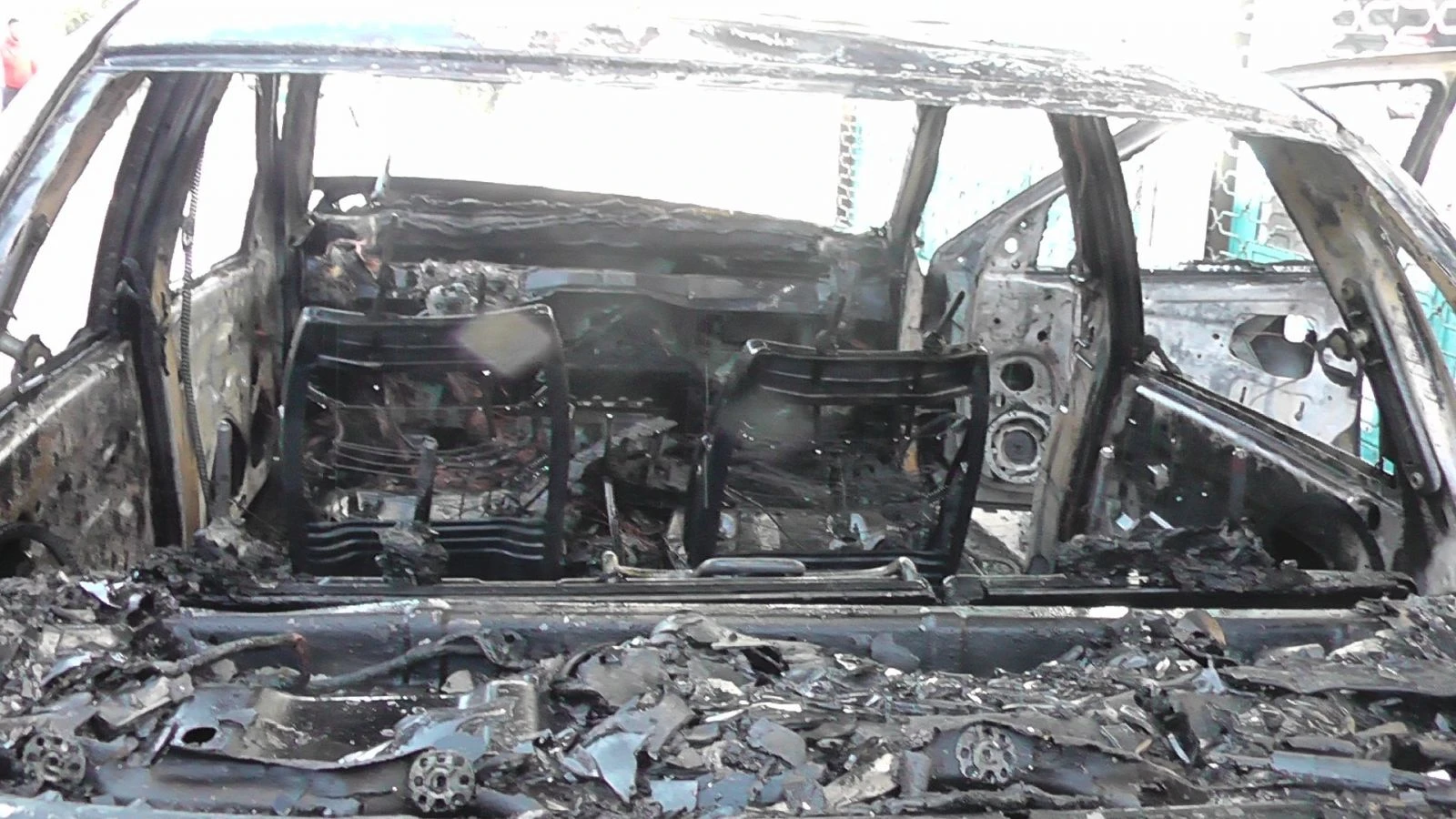 Alev alev yanan otomobil hurdaya döndü