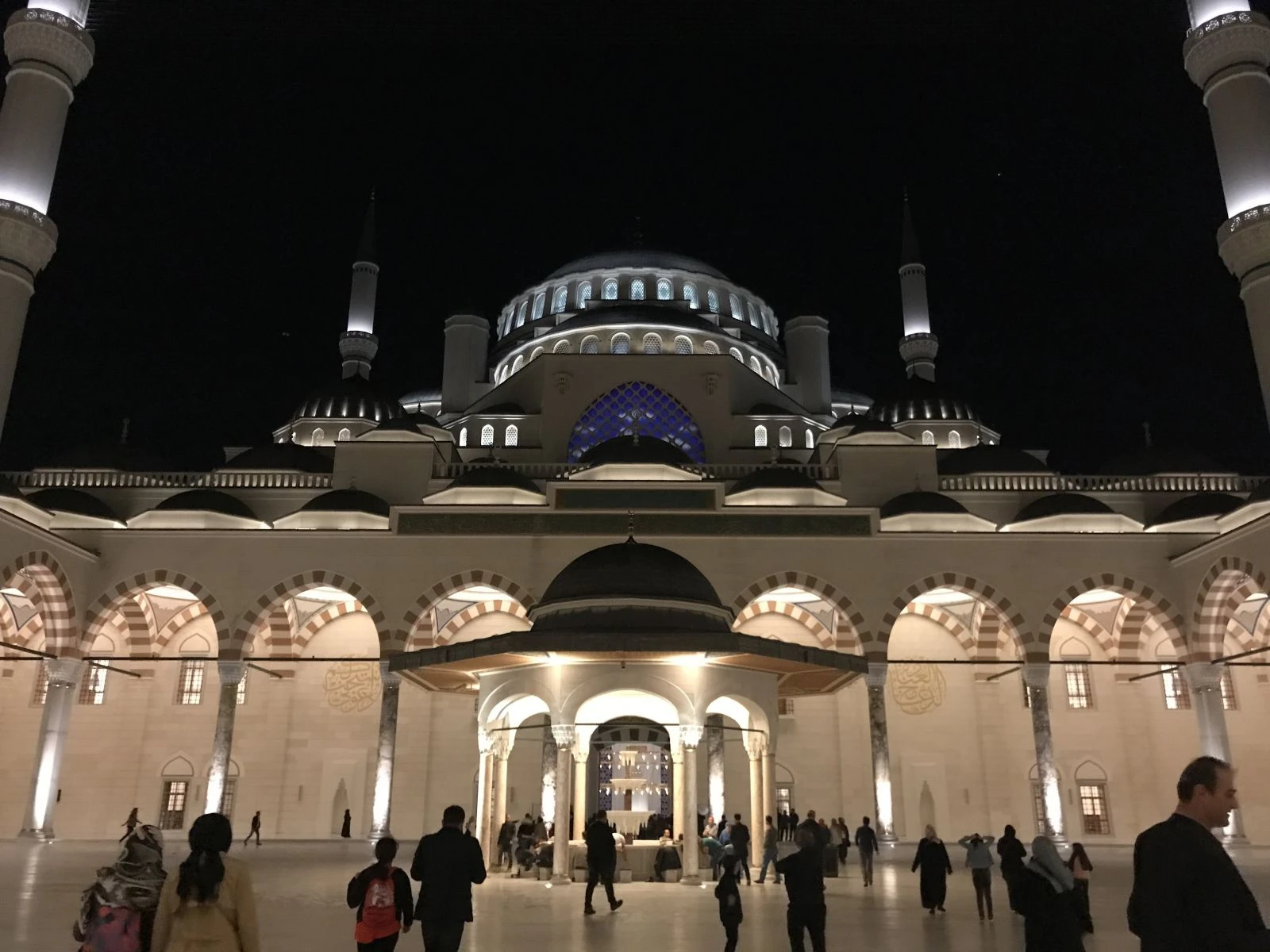 Vatandaşlar Mehmetçik için Çamlıca Camii’ne koştu