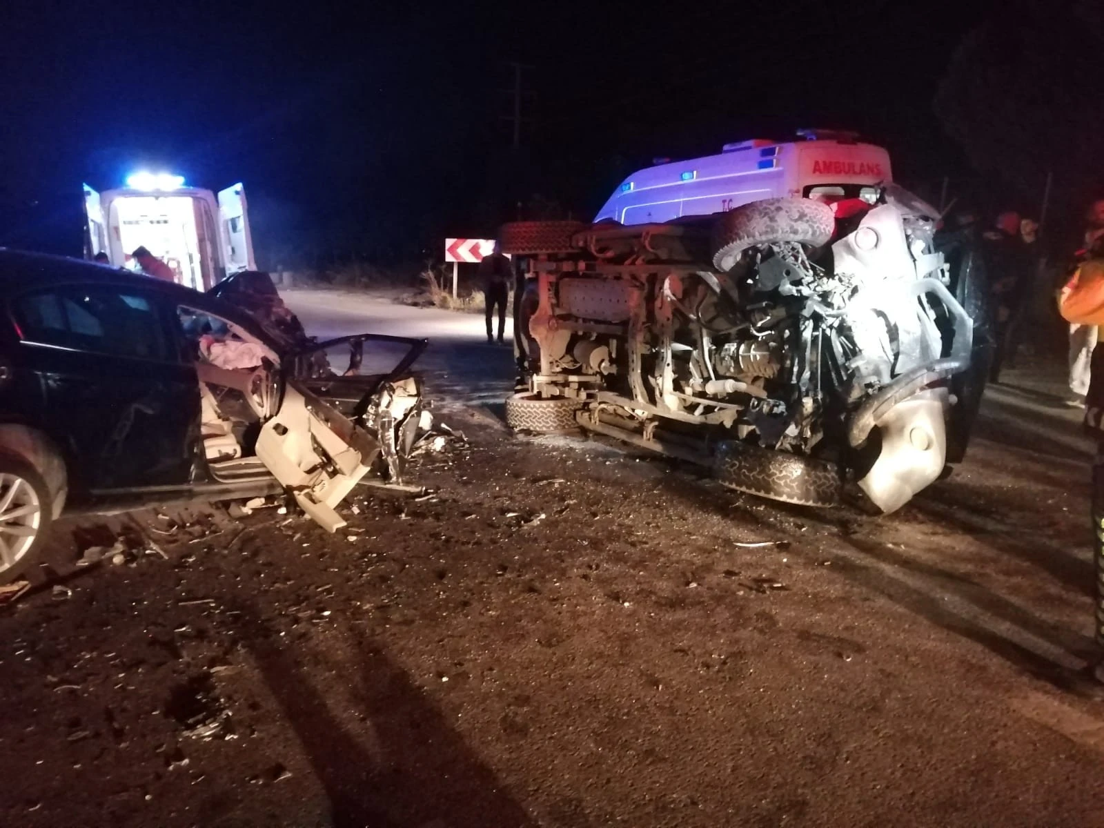 Alkollü sürücünün kamyonetiyle ters yöne girdi: 1 ölü, 3 yaralı