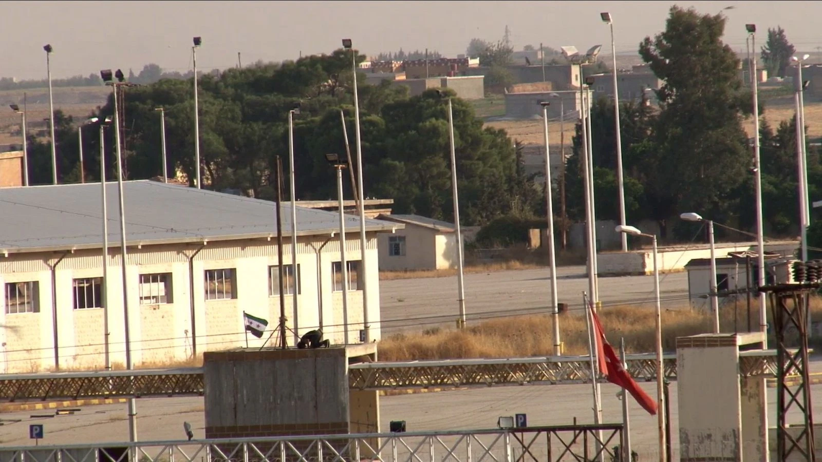 Önce SMO bayrağını diktiler ardından şükür secdesi yaptılar