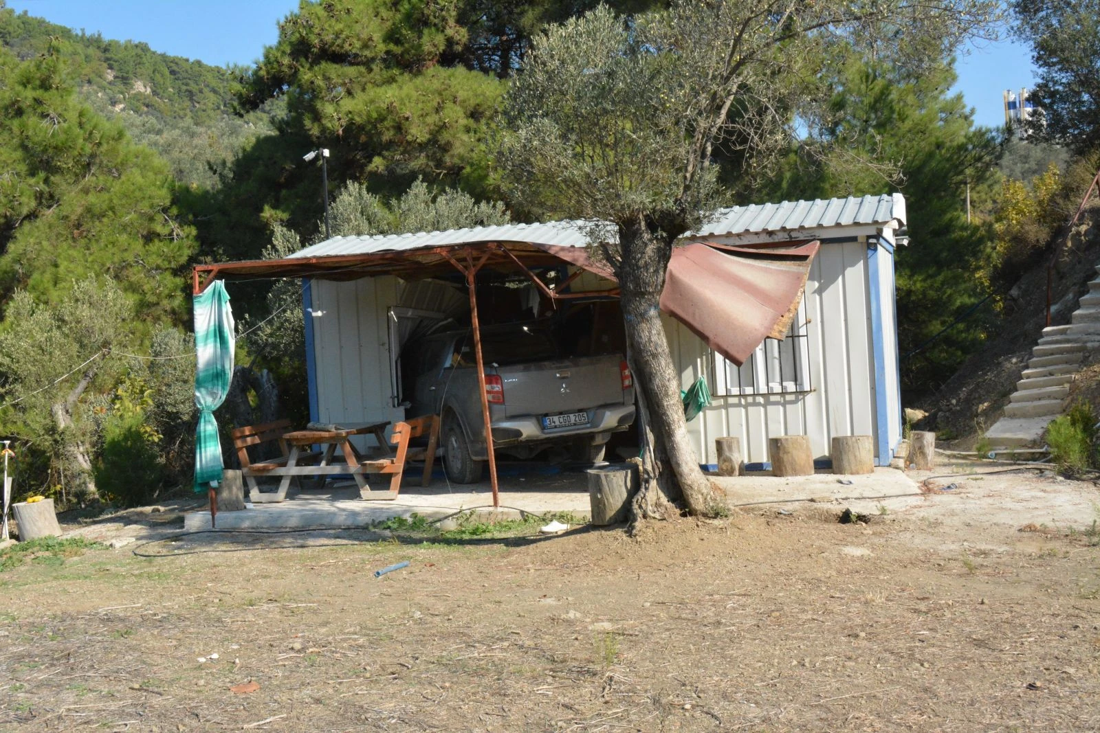 Yoldan 100 metre uzaklıktaki eve kamyonetiyle girdi