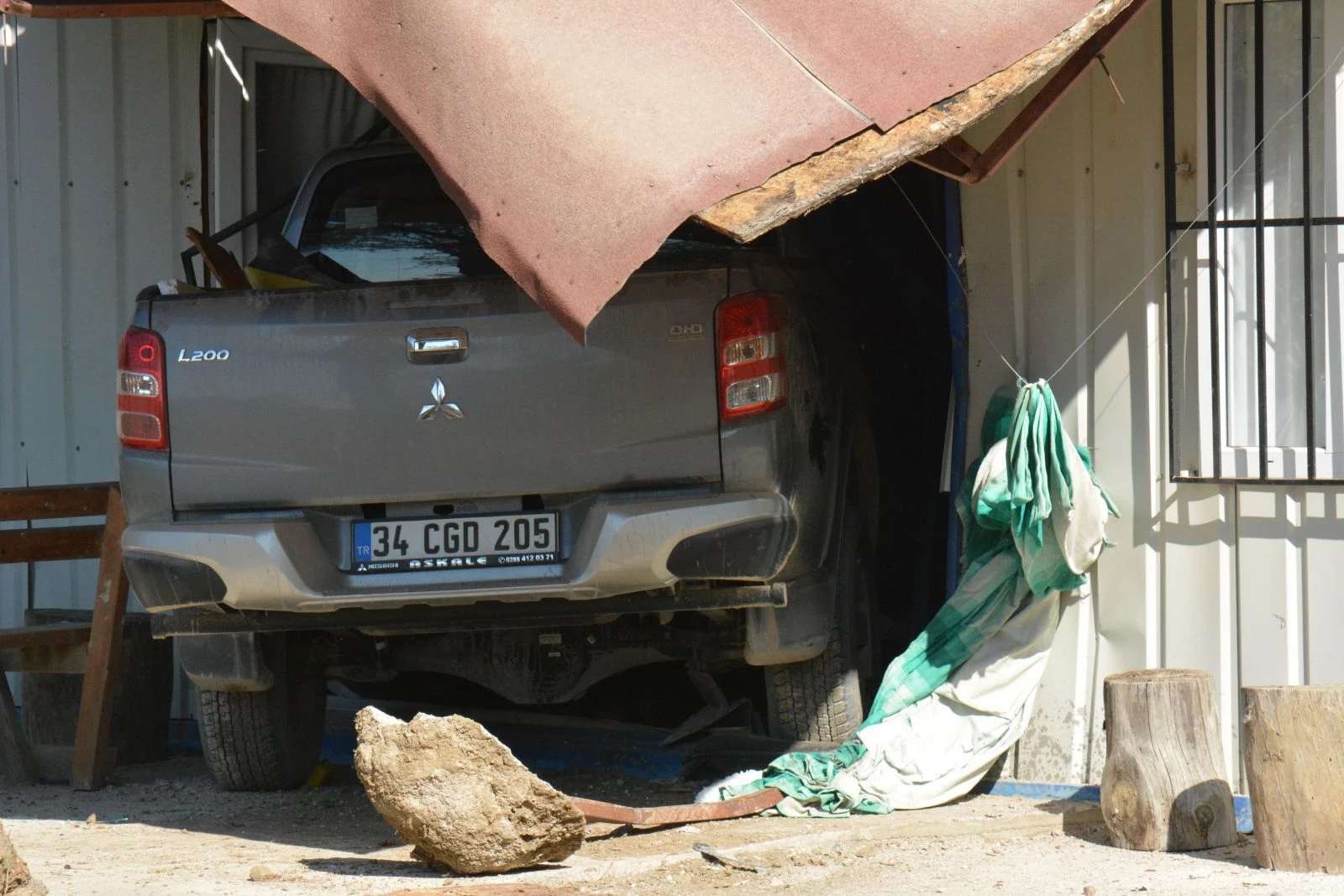 Yoldan 100 metre uzaklıktaki eve kamyonetiyle girdi