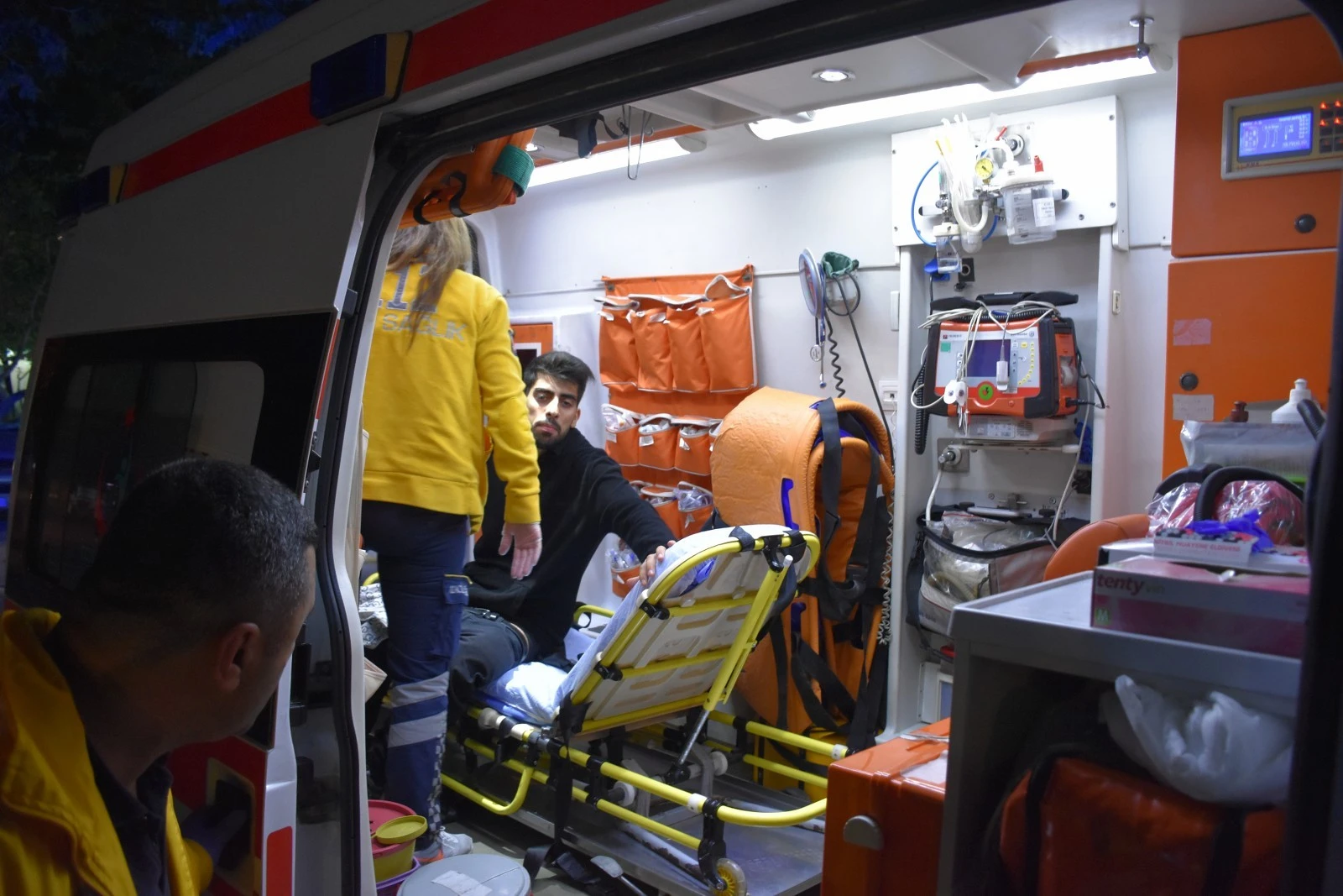 Cebinde taşıdığı bıçak bacağına saplandı