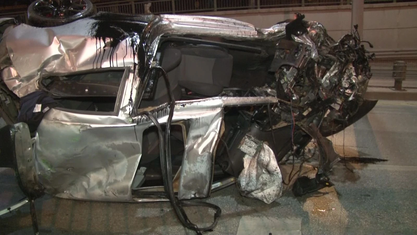 Otomobil yön levhasına çarptı: 2 ağır yaralı