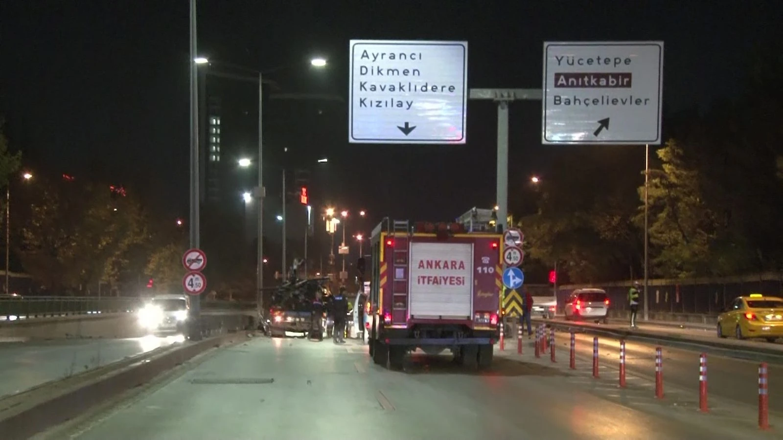 Otomobil yön levhasına çarptı: 2 ağır yaralı