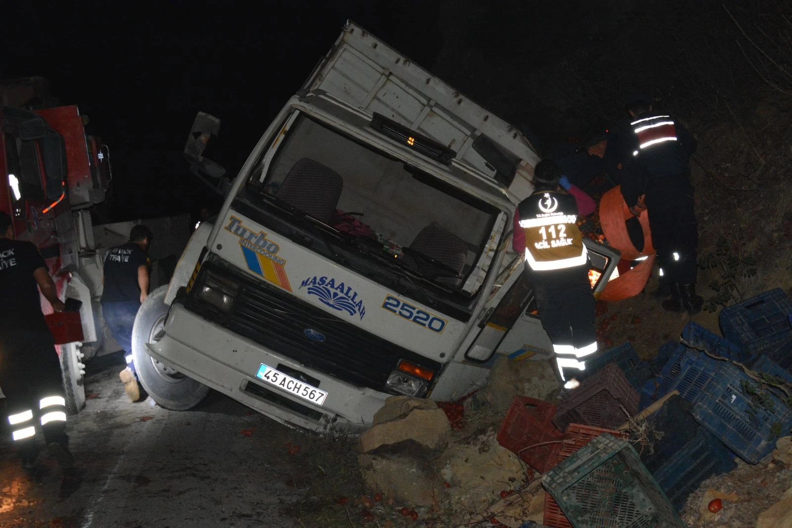 Sürücü devrilen kamyonun altında kaldı