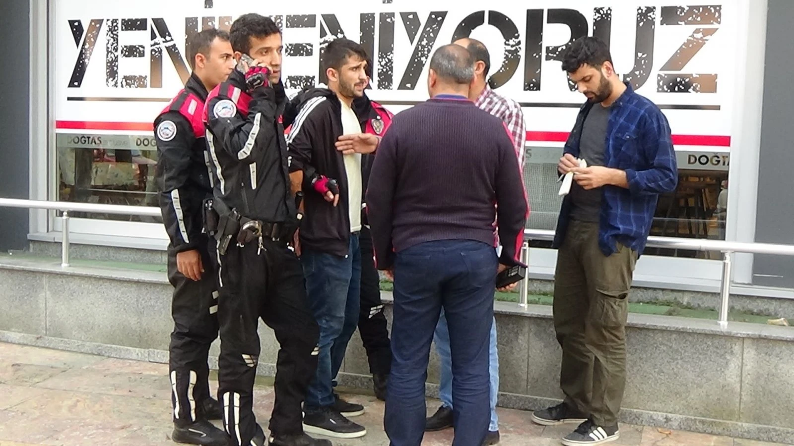 Polisten kaçarken ayakları dolandı