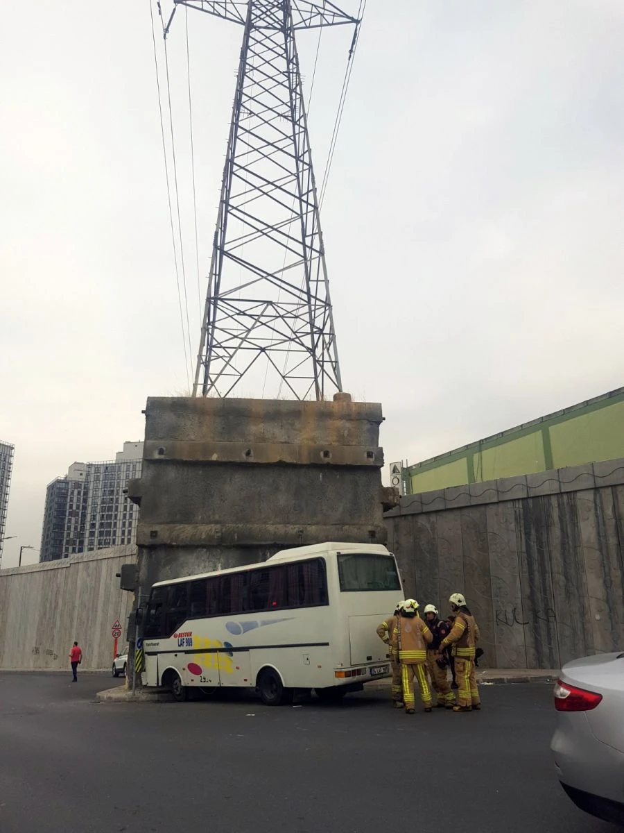 Başakşehir'de feci kaza! Servis trafoya çarptı