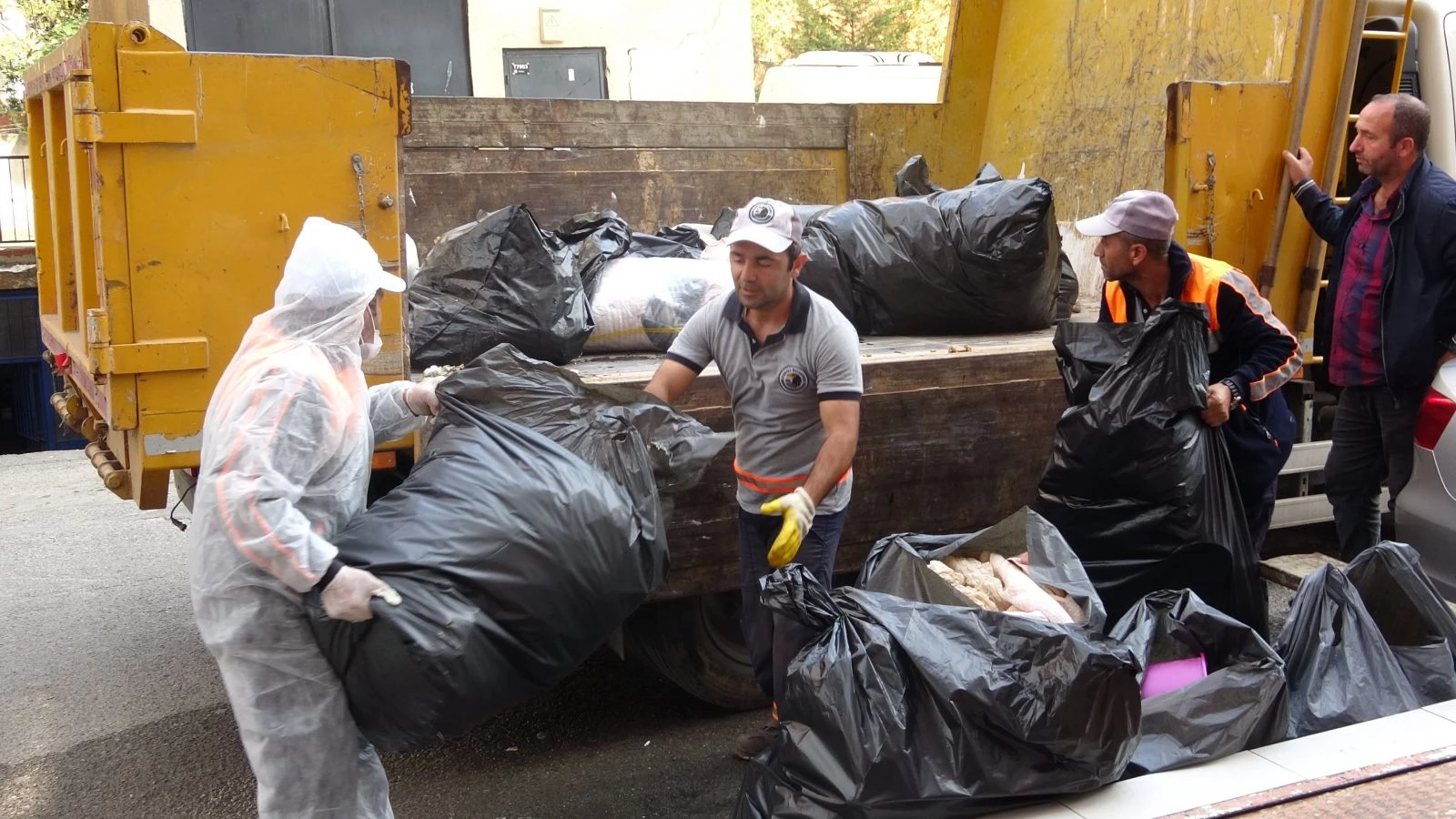 Mahalleyi kötü kokular sarınca çöp ev ortaya çıktı