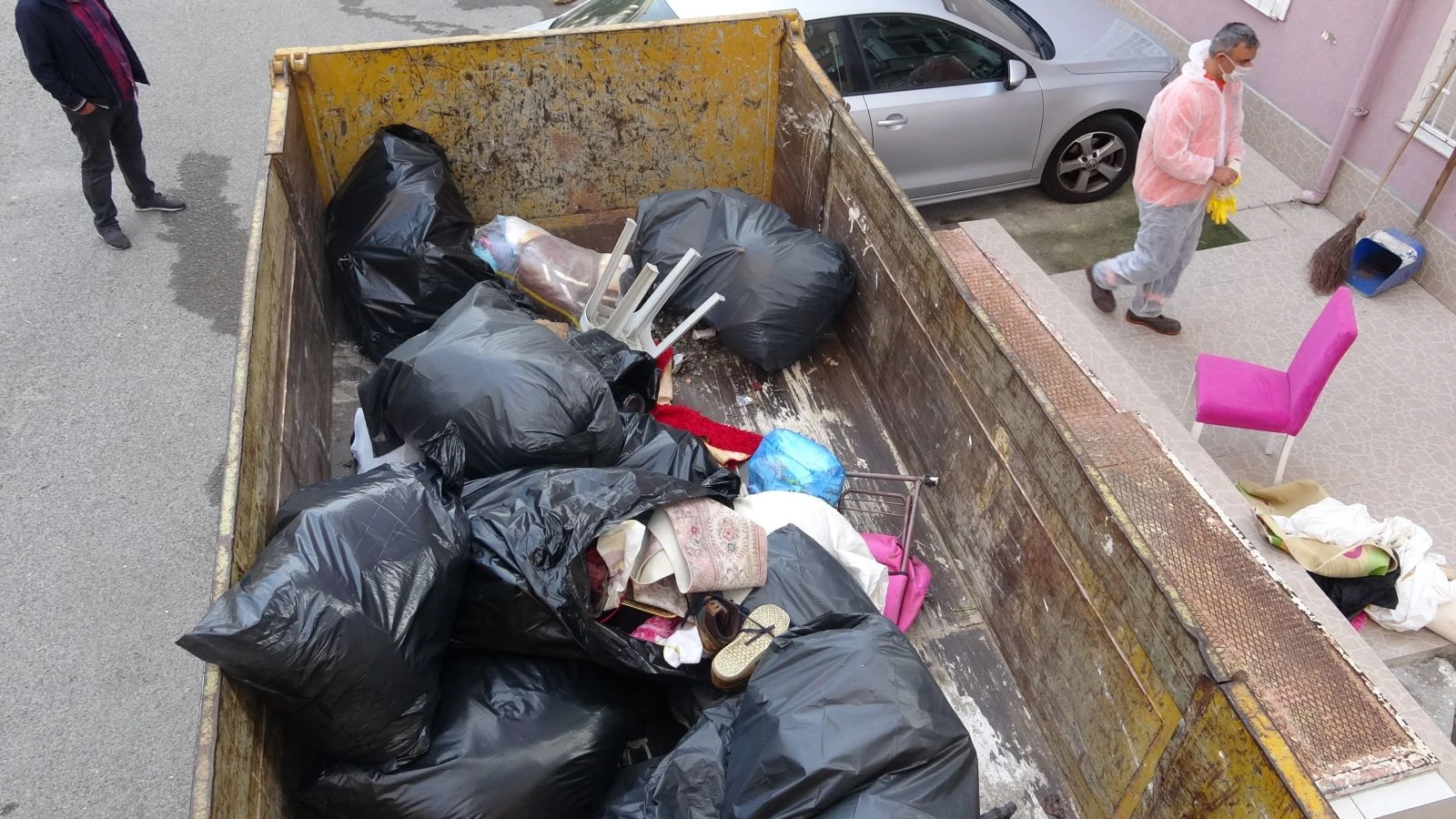 Mahalleyi kötü kokular sarınca çöp ev ortaya çıktı