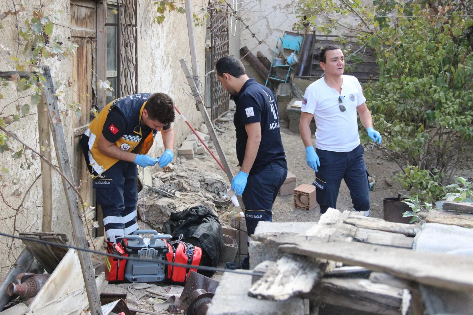 Evinin avlusunda ölü olarak bulundu