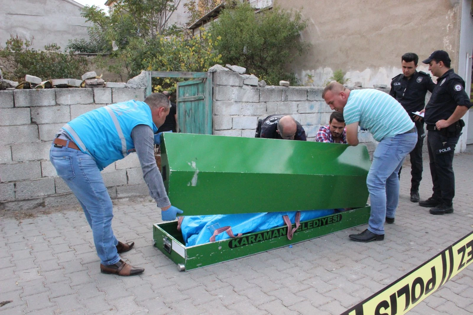 Evinin avlusunda ölü olarak bulundu