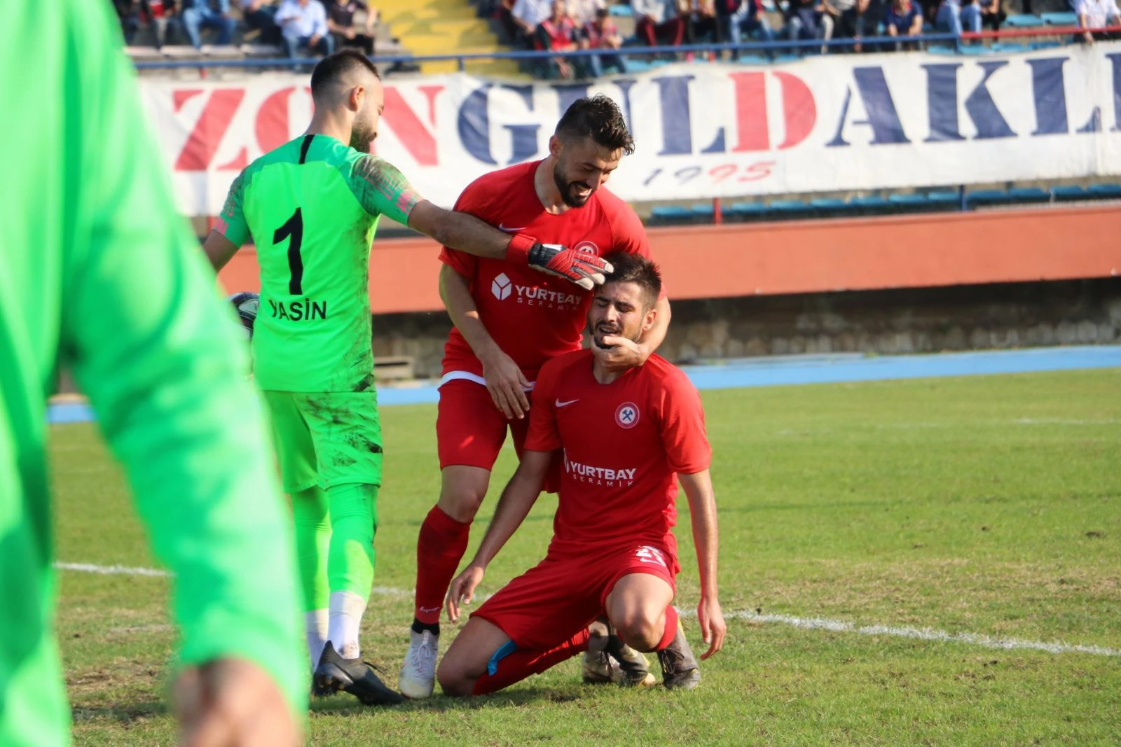 Gol kaçıran oyuncuyu rakip takım kalecisi kollarında teselli etti