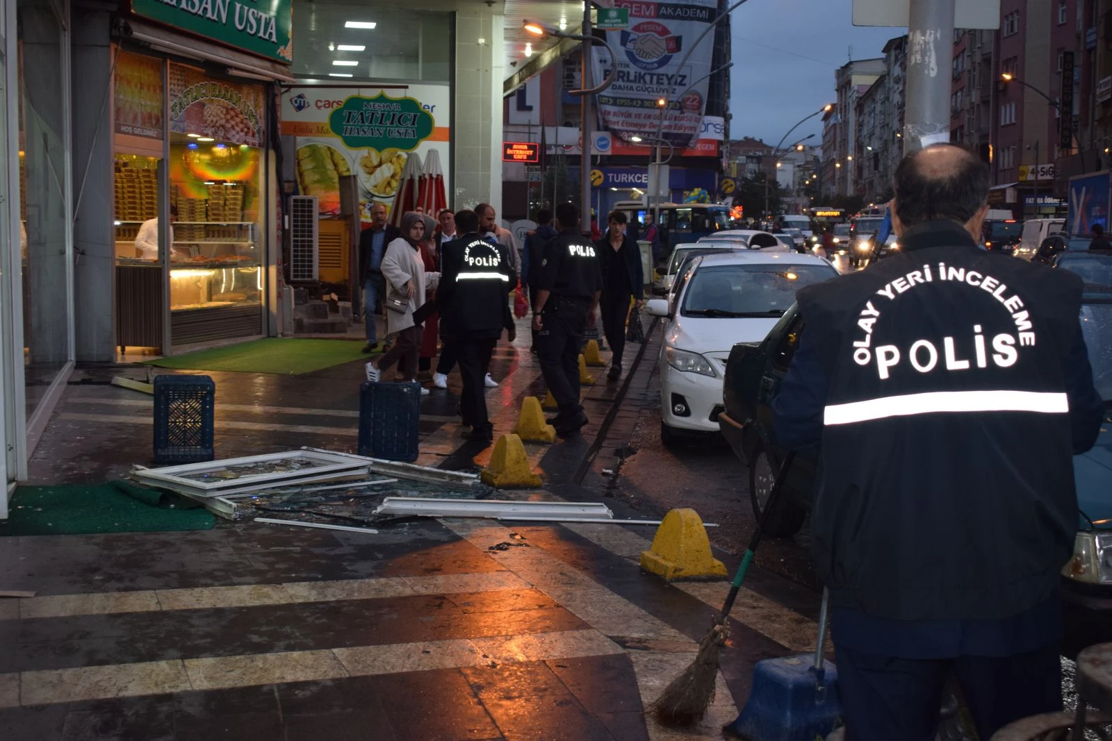 Kaldırımda yürürken üzerine cam düştü