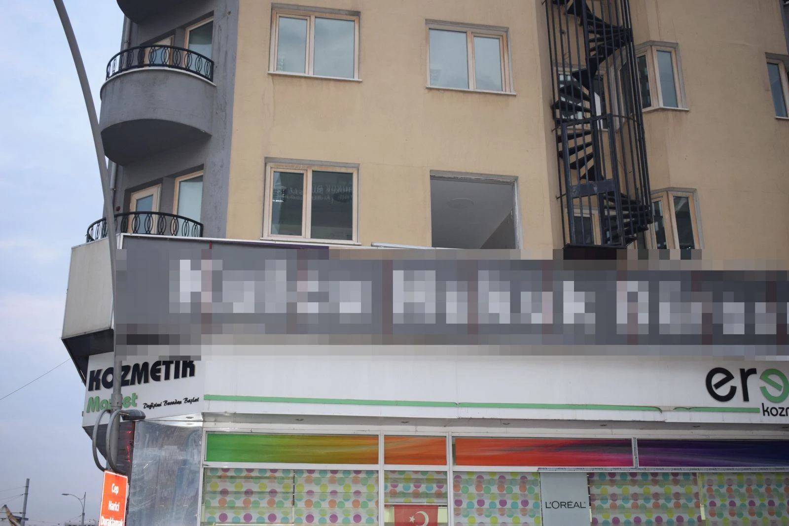 Kaldırımda yürürken üzerine cam düştü