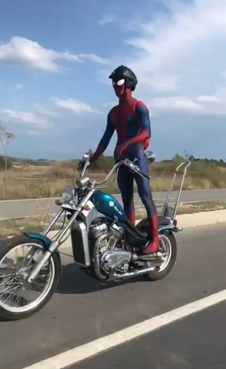 Antalya'da motosikletli 'örümcek adam' görenleri hayran bıraktı