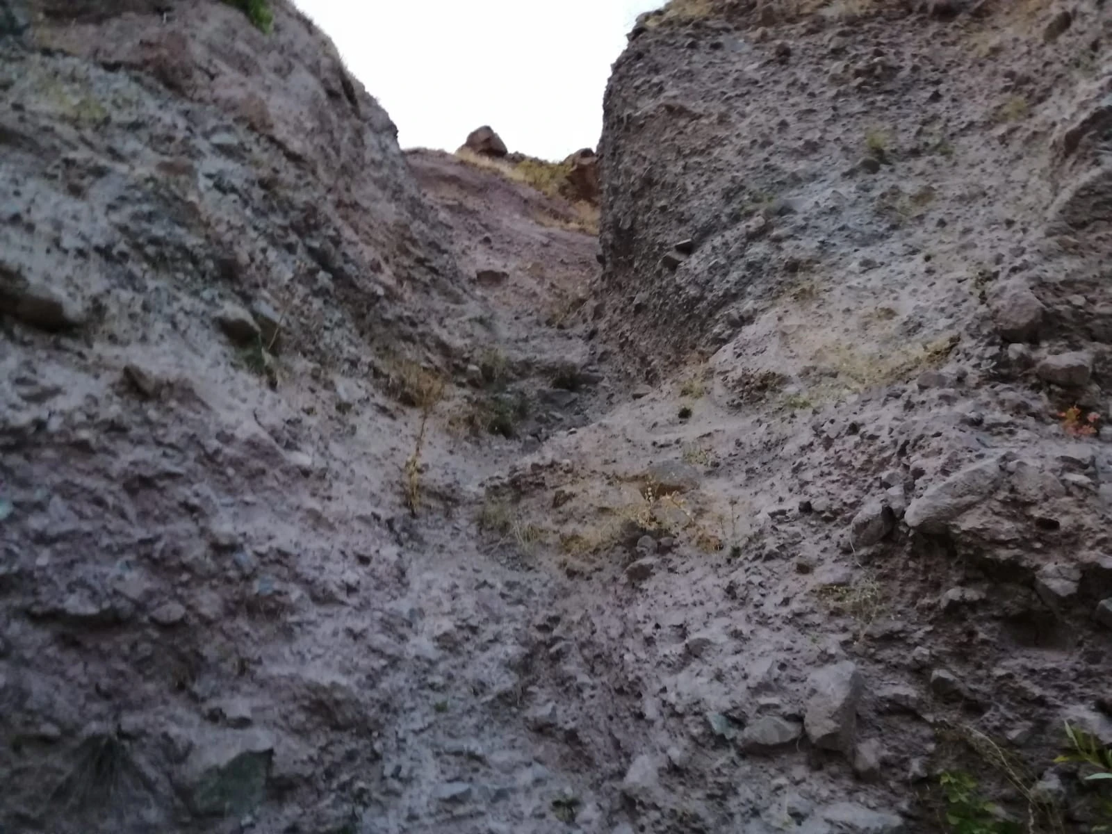 Eşeğiyle uçurumdan düşen çoban hayatını kaybetti