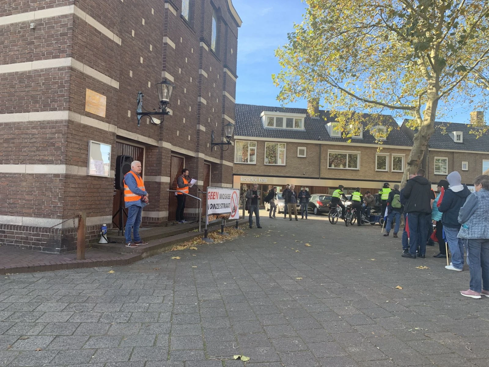 Engelli Hollandalı’dan cami yapımını protesto edenlere tepki