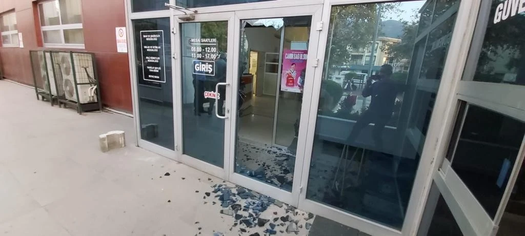 Belediyenin camını kırdı, güvenlikçiyi darp edip kaçtı