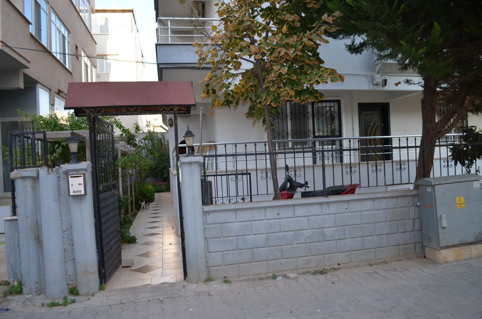 Boşanma aşamasındaki eşini sonra kendini vurdu