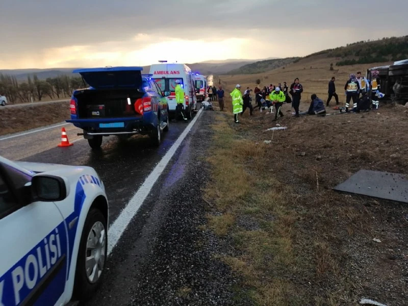 Öğrencileri taşıyan otobüs devrildi