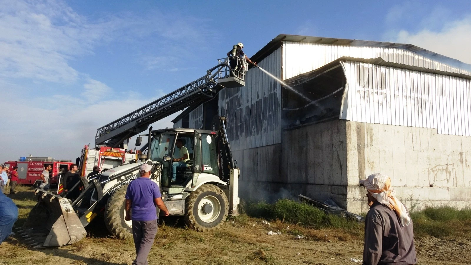 Depodaki 2 bin ton pamuk yandı