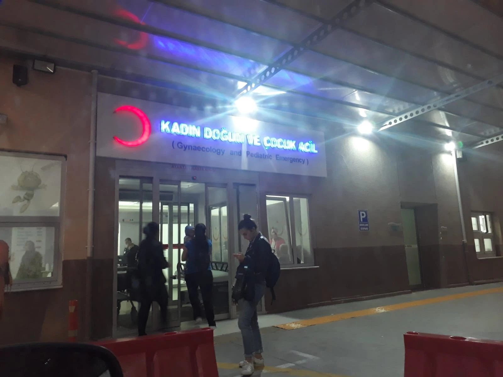 Yan yatan araçtan sağ çıktı, ardından doğum yaptı