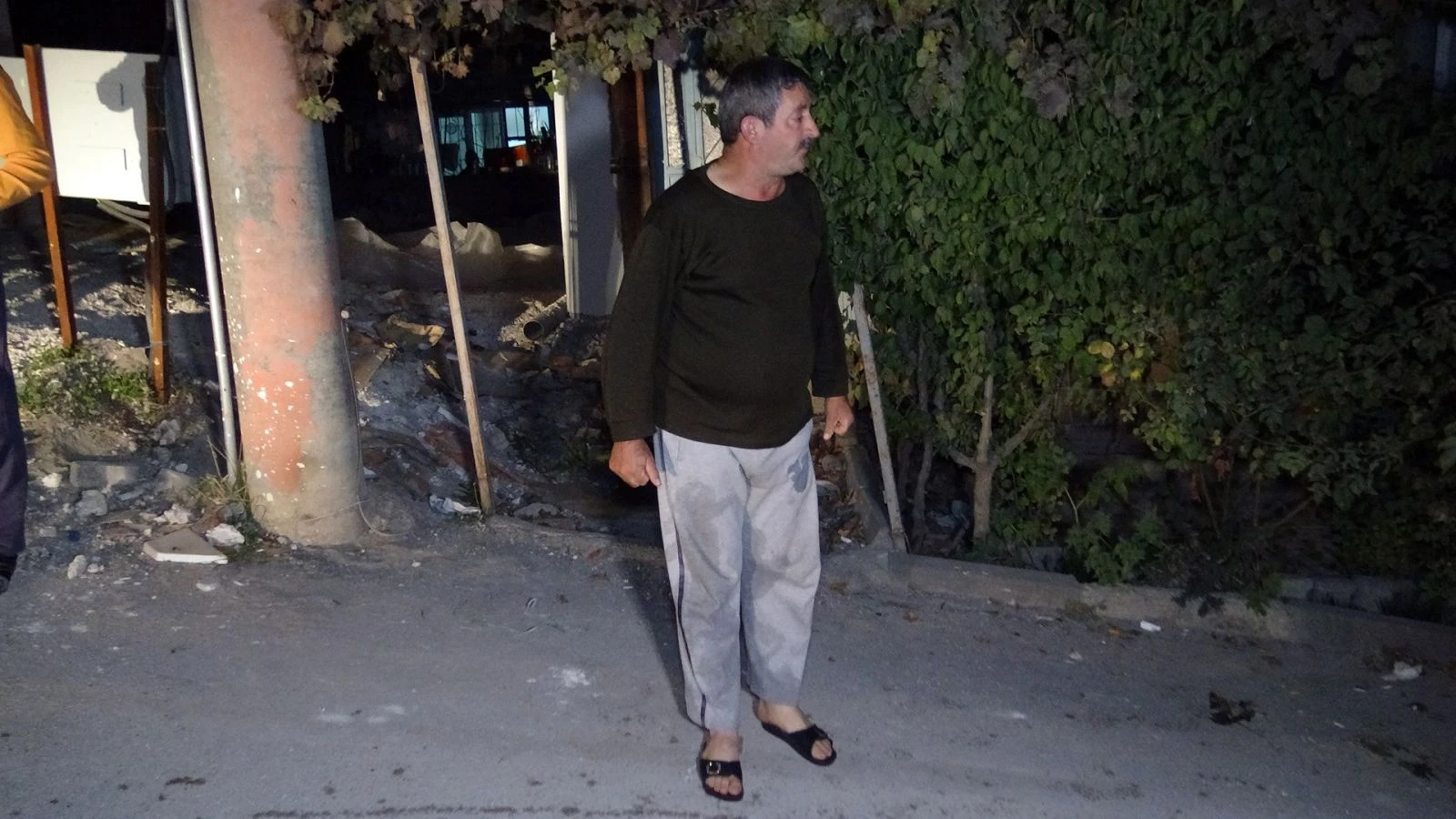 Kavga ettiği kardeşini içeri kilitleyip evi yakıp kaçtı