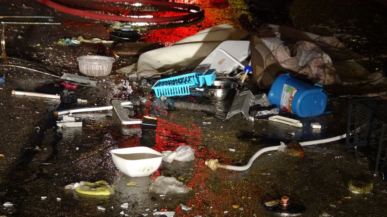 Kavga ettiği kardeşini içeri kilitleyip evi yakıp kaçtı