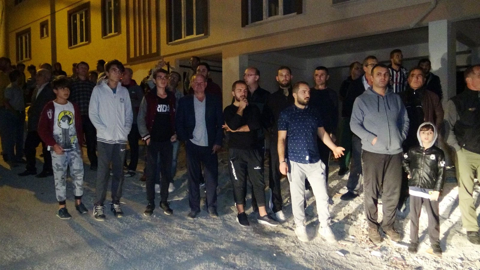 Kavga ettiği kardeşini içeri kilitleyip evi yakıp kaçtı