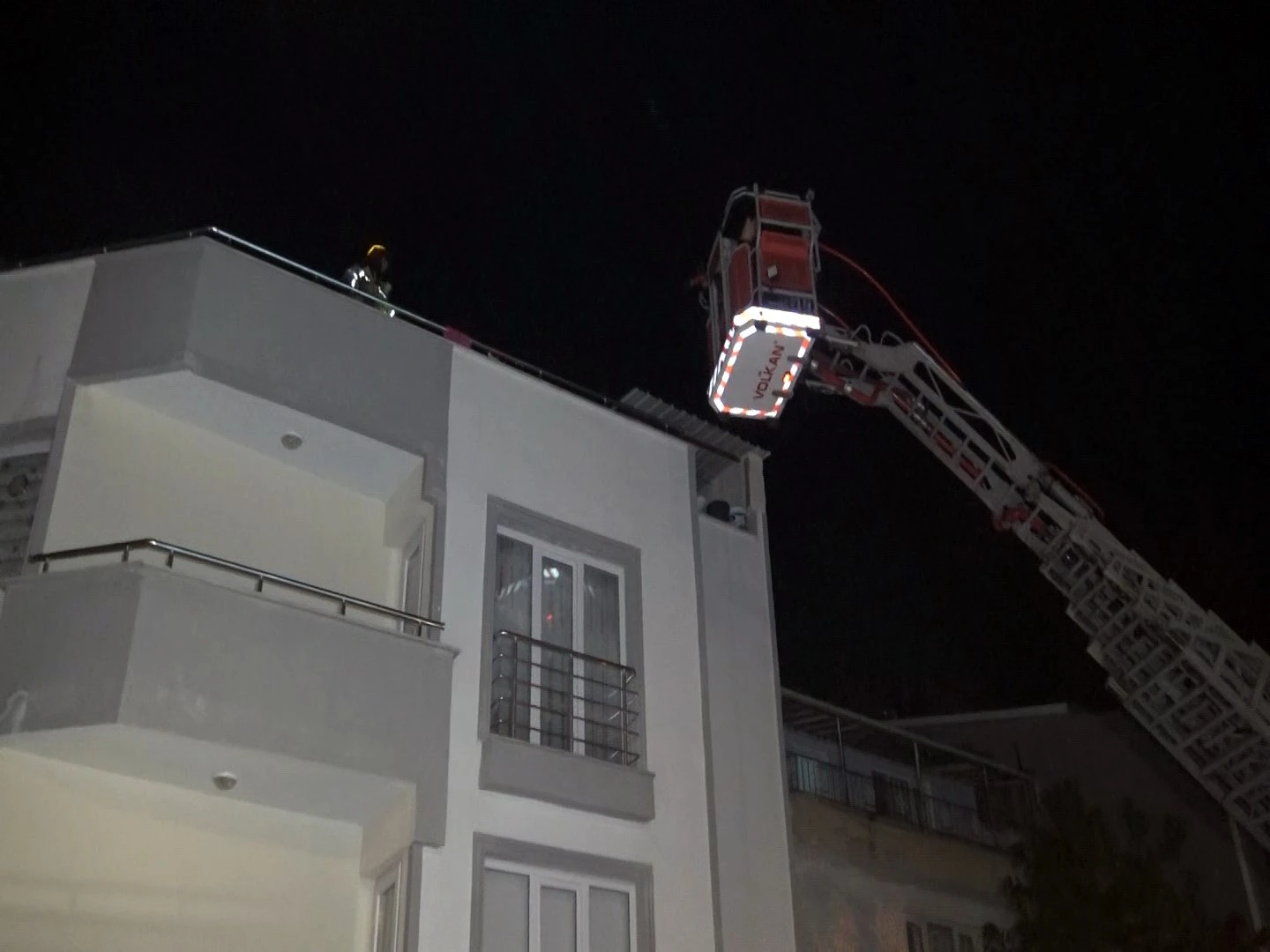 Kavga ettiği kardeşini içeri kilitleyip evi yakıp kaçtı