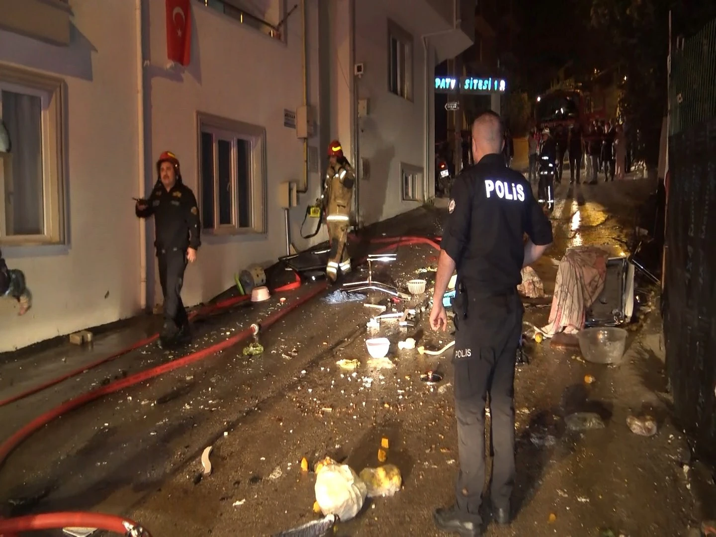 Kavga ettiği kardeşini içeri kilitleyip evi yakıp kaçtı