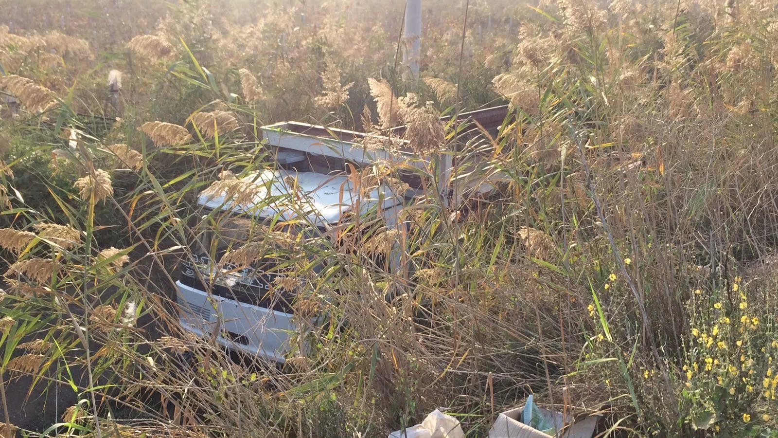 Ambulans ova yoluna giremedi, yaralı traktör kasasında taşındı