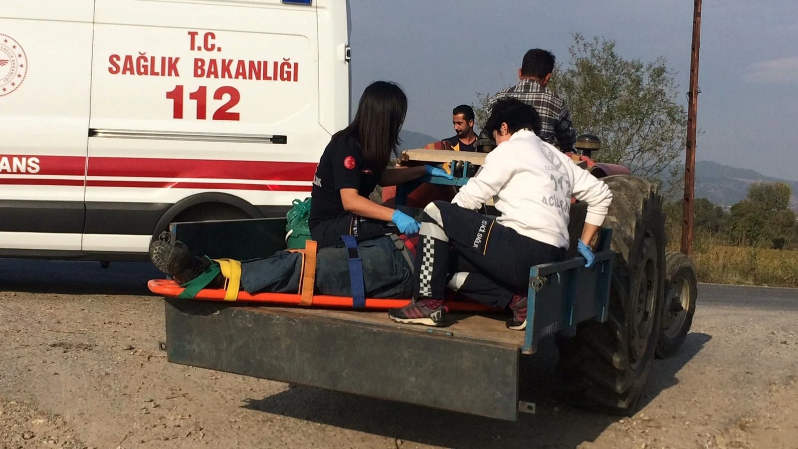 Ambulans ova yoluna giremedi, yaralı traktör kasasında taşındı