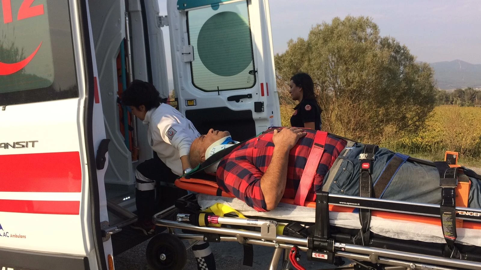 Ambulans ova yoluna giremedi, yaralı traktör kasasında taşındı